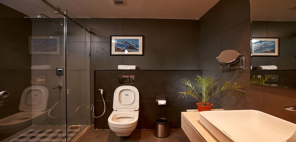 Indreni Suites Hotel 33/36