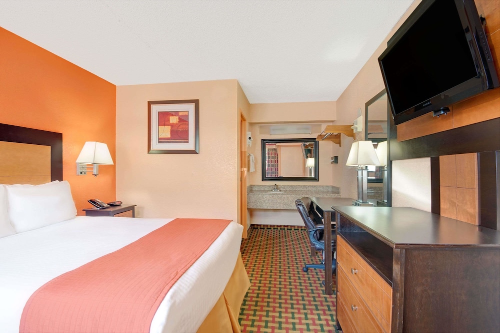 Days Inn By Wyndham Independence 24/45