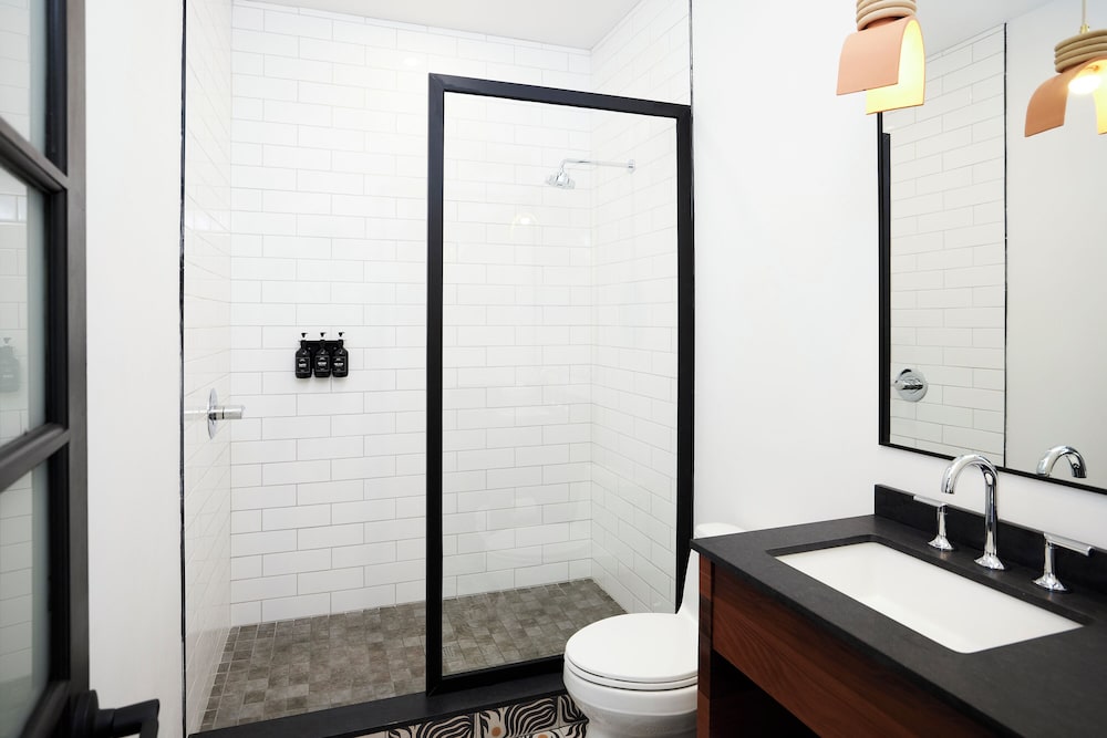 Woodstock Way Hotel 50/50