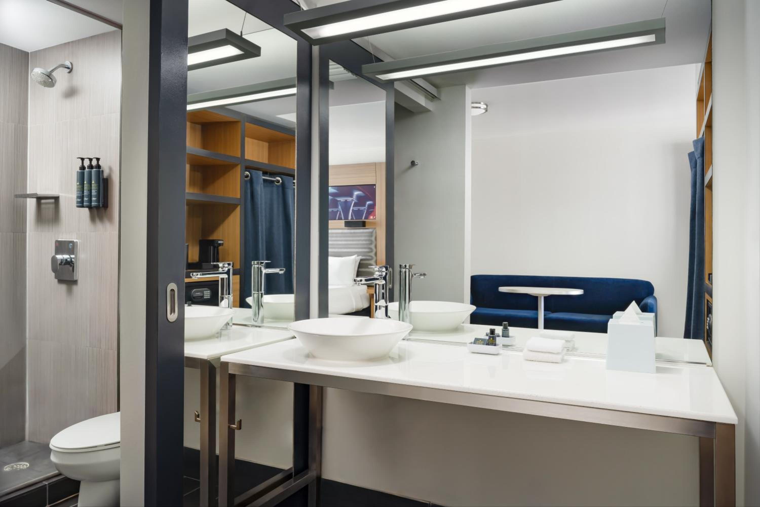 Aloft, Suite, King Bed, City View, Sofa, Balcony, High Floor، Aloft Miami Brickell 3/3