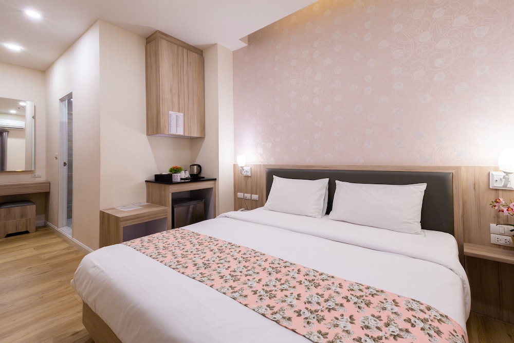 Leela Orchid Hotel 9/49