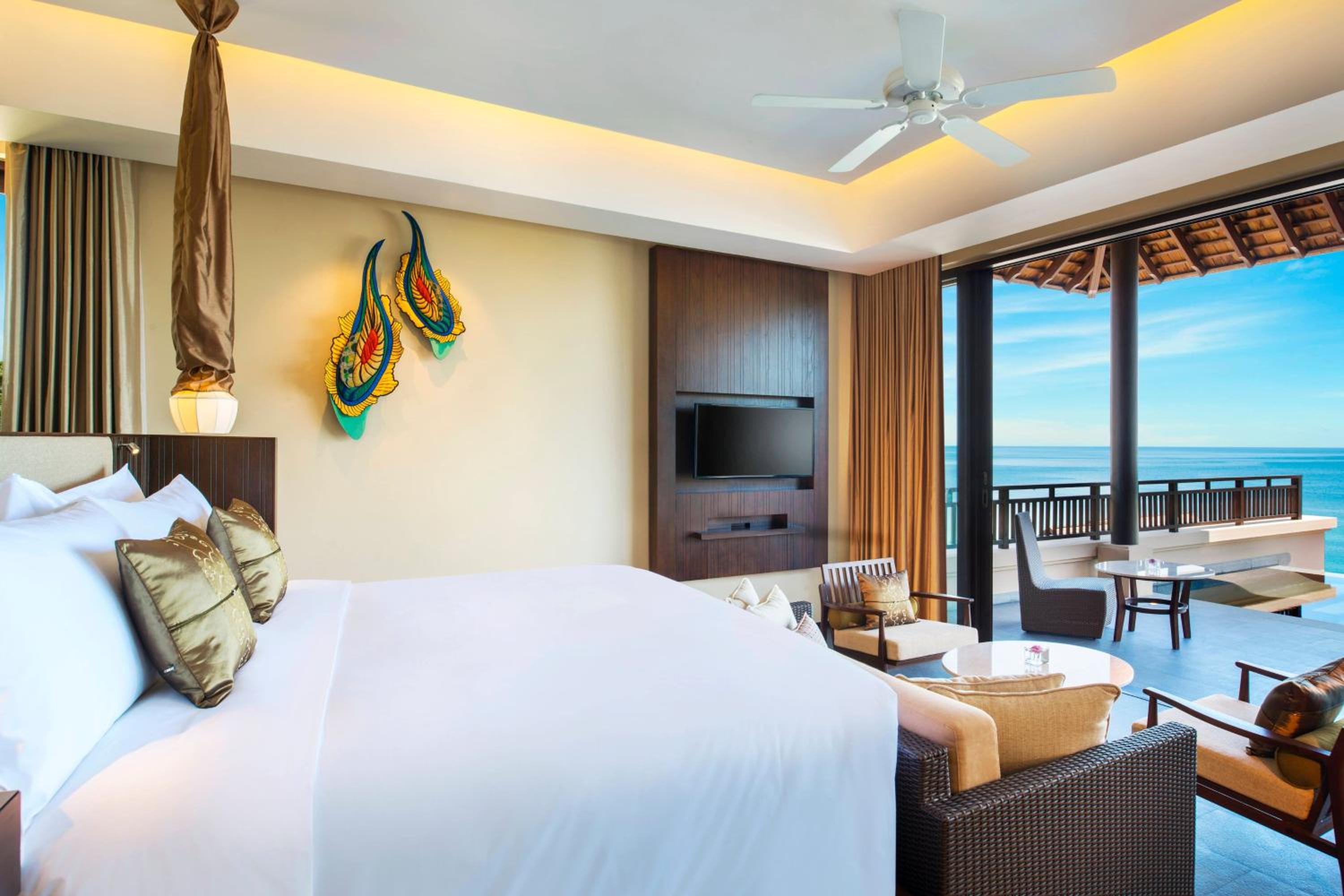 Grand, Pool, Suite, King Bed, Ocean View, Sofa