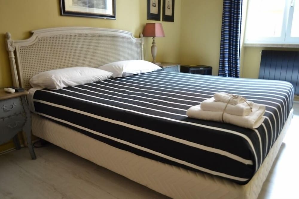 STANDARD, QUEEN BED