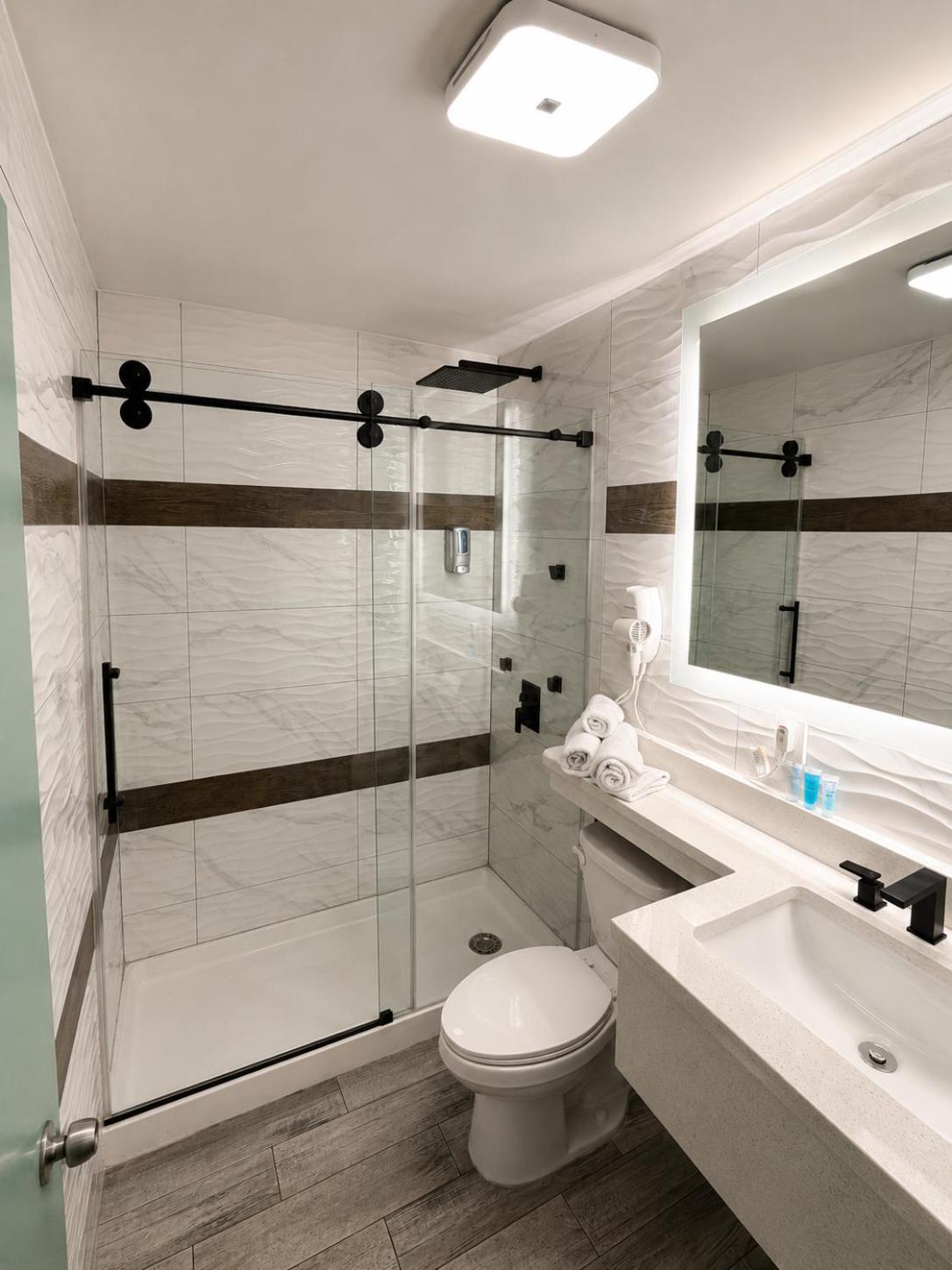 Hotel OPUS Bronx Near Bay Plaza Mall 44/46