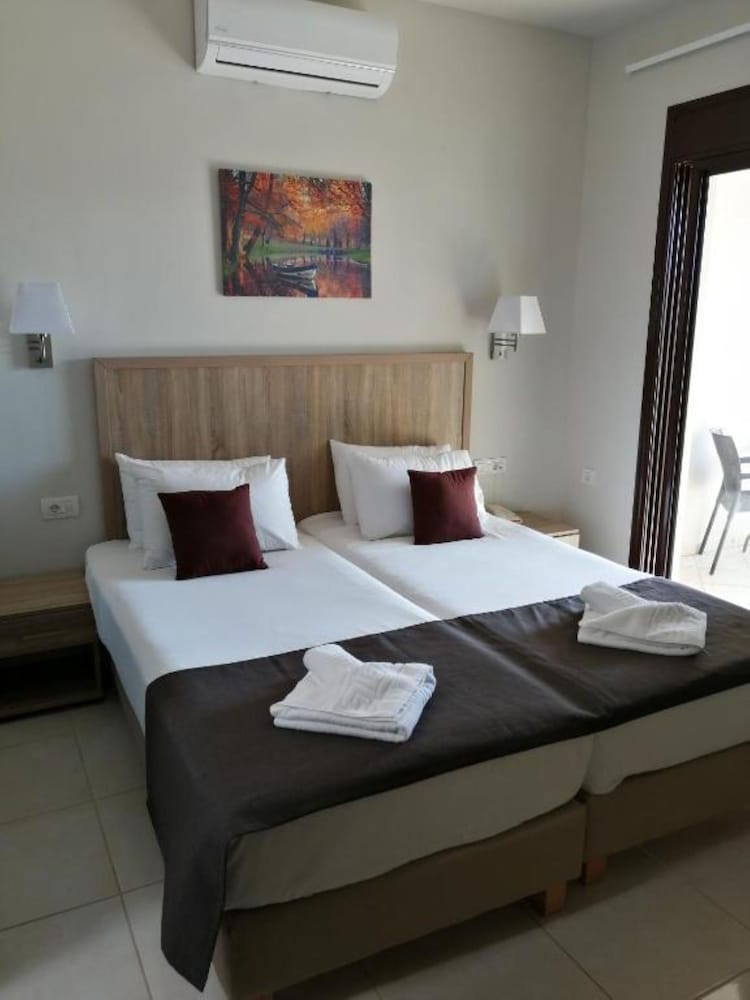 Carisa Suites and Apartments 5/50