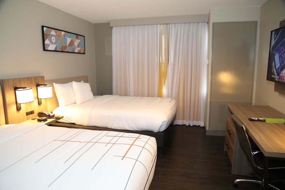 La Quinta Inn and Suites by Wyndham Montgomery 13/50