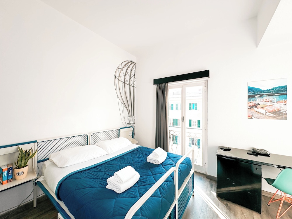 ROOM, QUADRUPLE