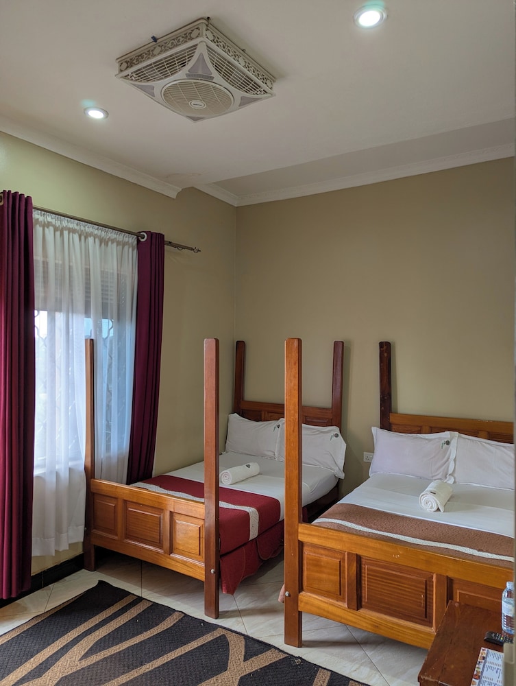ROOM, TWIN BEDS