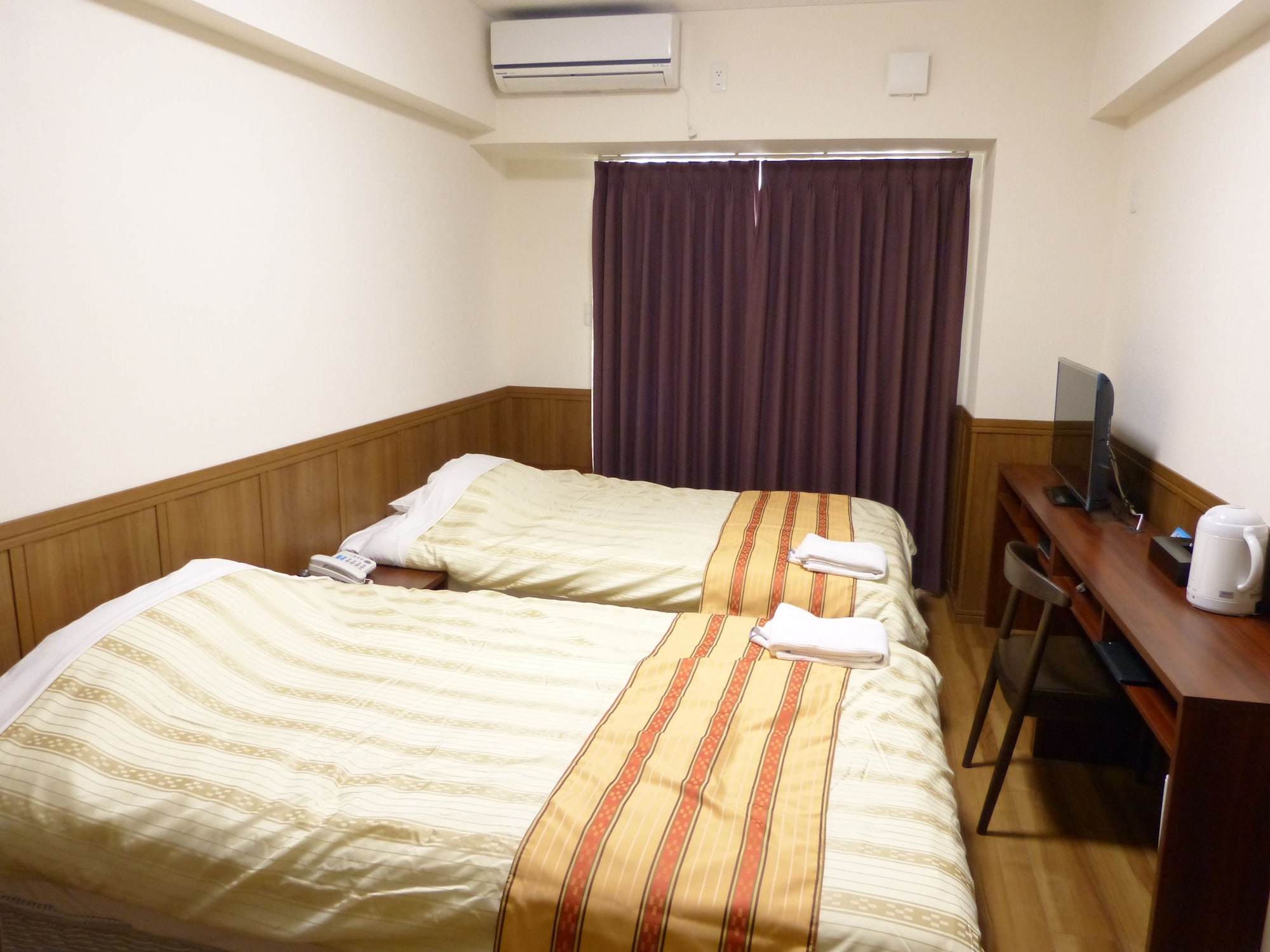 ROOM, TWIN BEDS