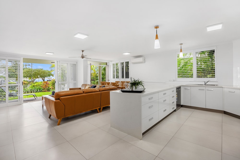 NOOSA OUTRIGGER BEACH RESORT 8/73