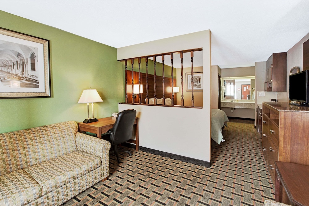 Days Inn By Wyndham Conover-Hickory 24/33