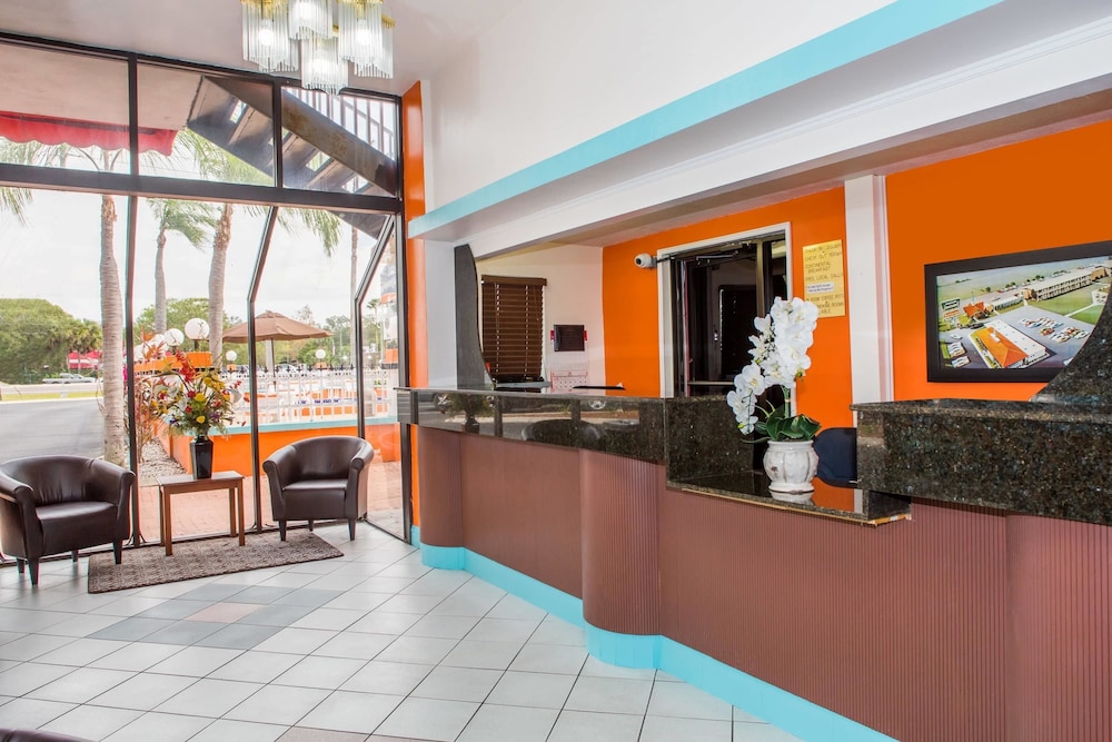 Lobby at Howard Johnson by Wyndham Clearwater/Dunedin, CLEARWATER - FL