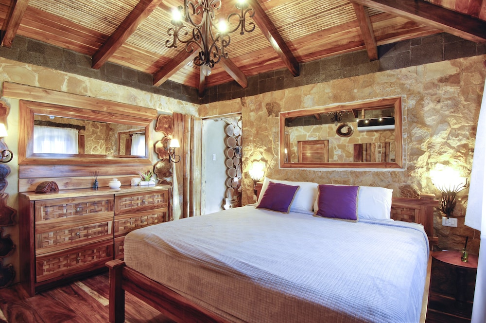 Ocho Artisan Bungalows 14/80