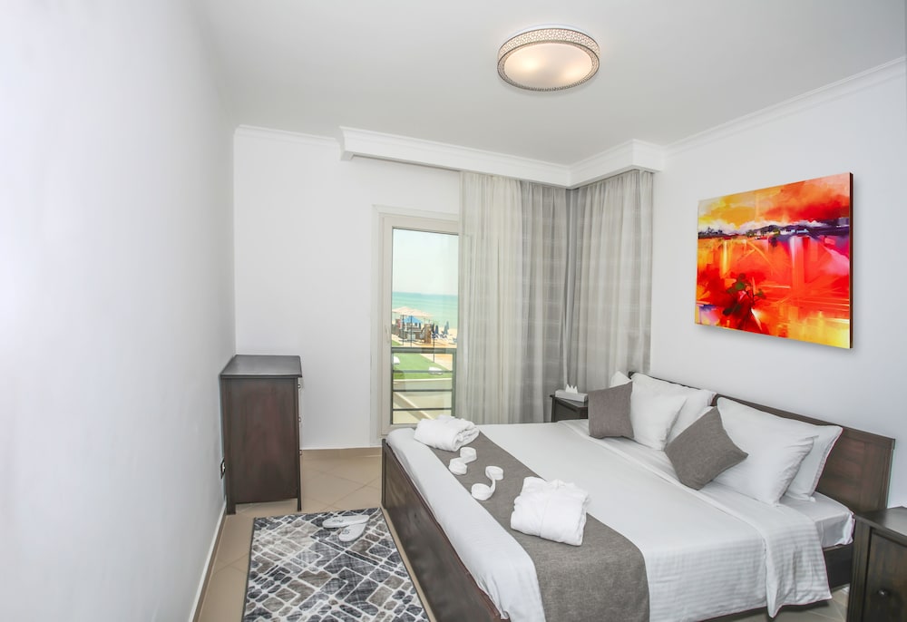 2 Bedrooms, Family Suite, Twin Beds, Queen Bed, Beach Side, Pool View, Sofa
