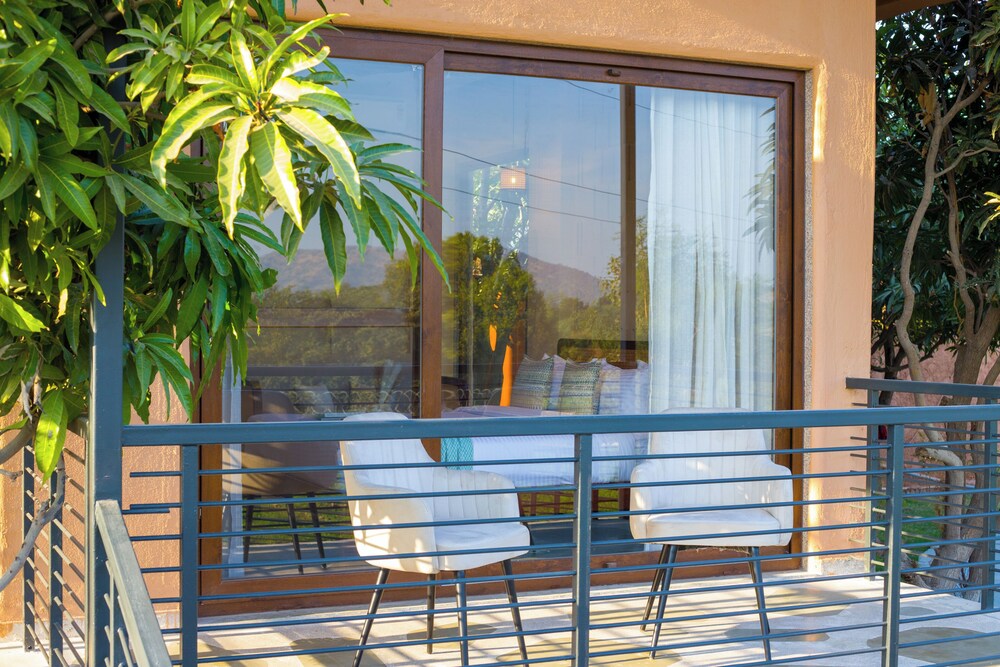 ELIVAAS Cows and Cuddles 4 BHK with Pvt Pool and Garden 52/68