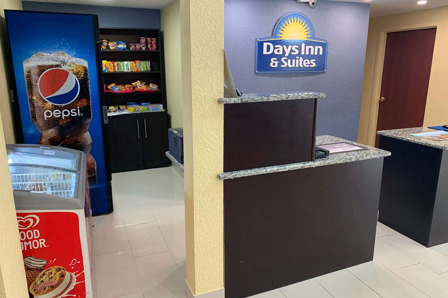 Days Inn And Suites By Wyndham Tampa Raymond James Stadium 8/51