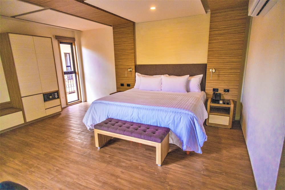 DELUXE, STUDIO, SUITE