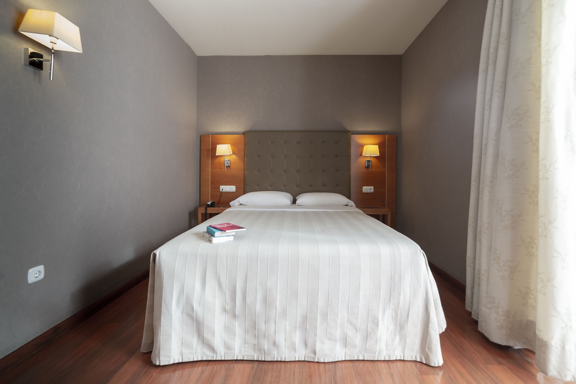 ROOM, SINGLE