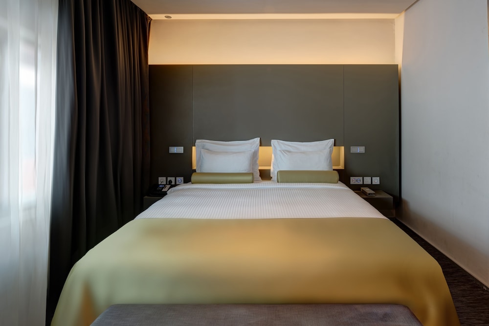 JUNIOR SUITE, KING BED