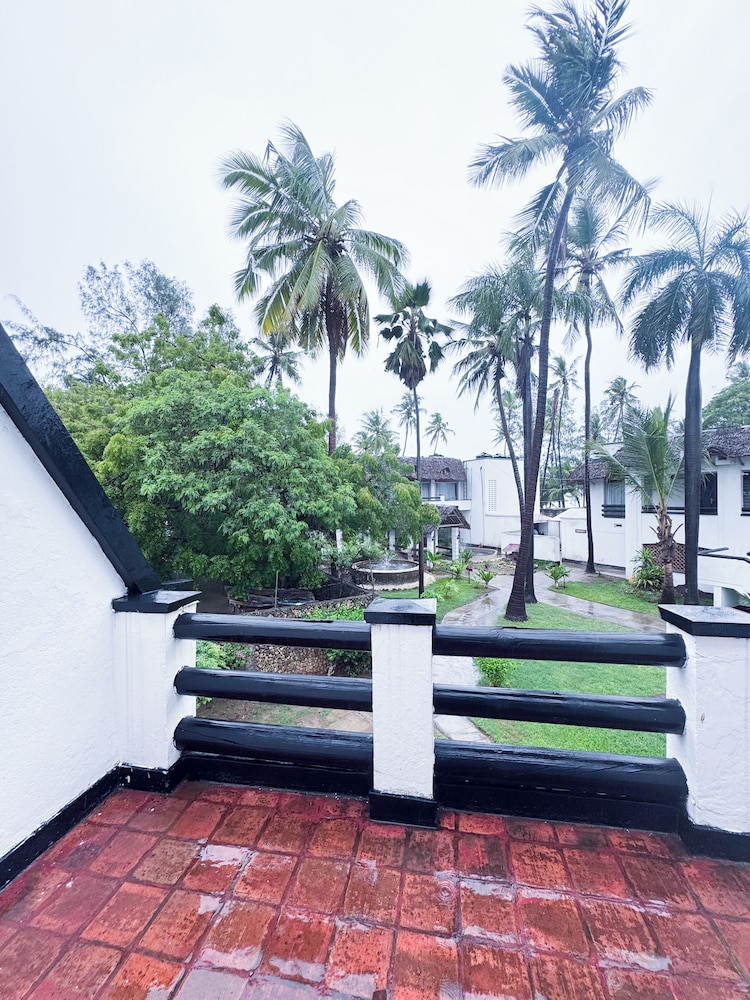 Milele Beach Hotel 40/50