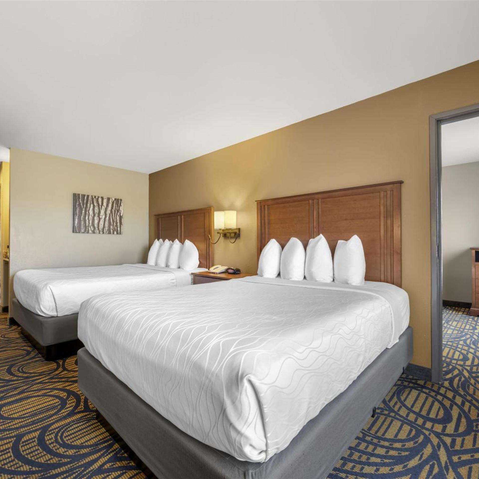 Room, 3 Queen Beds, Queen Bed