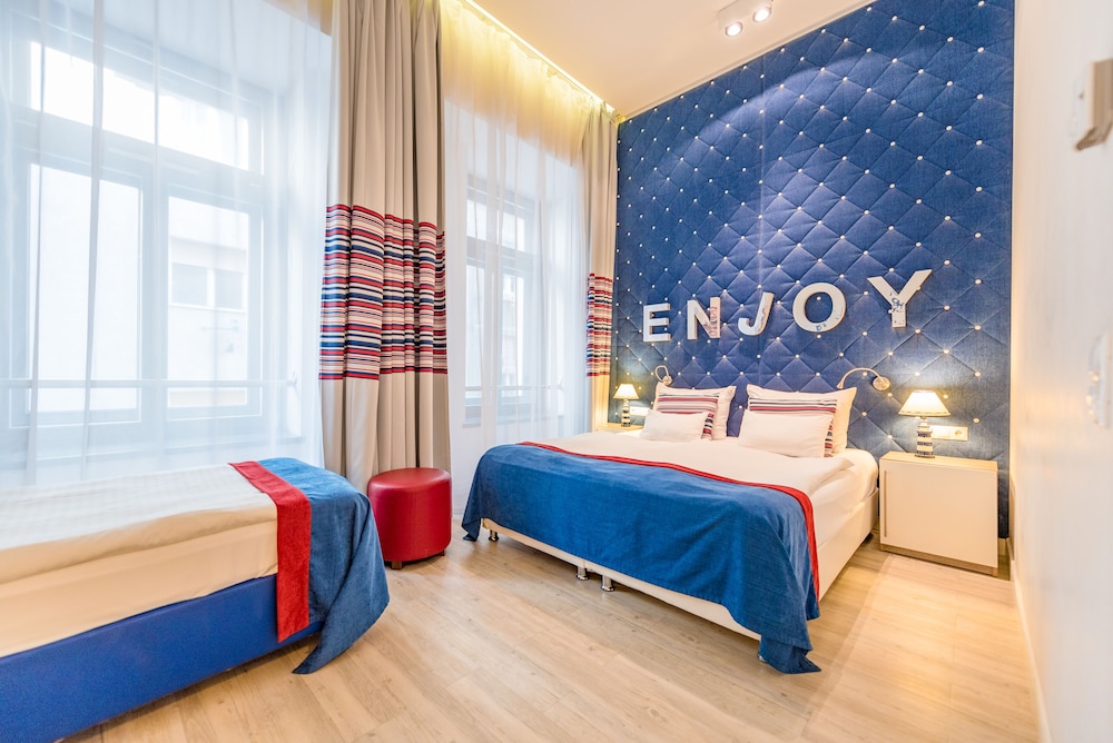 ROOM, TRIPLE