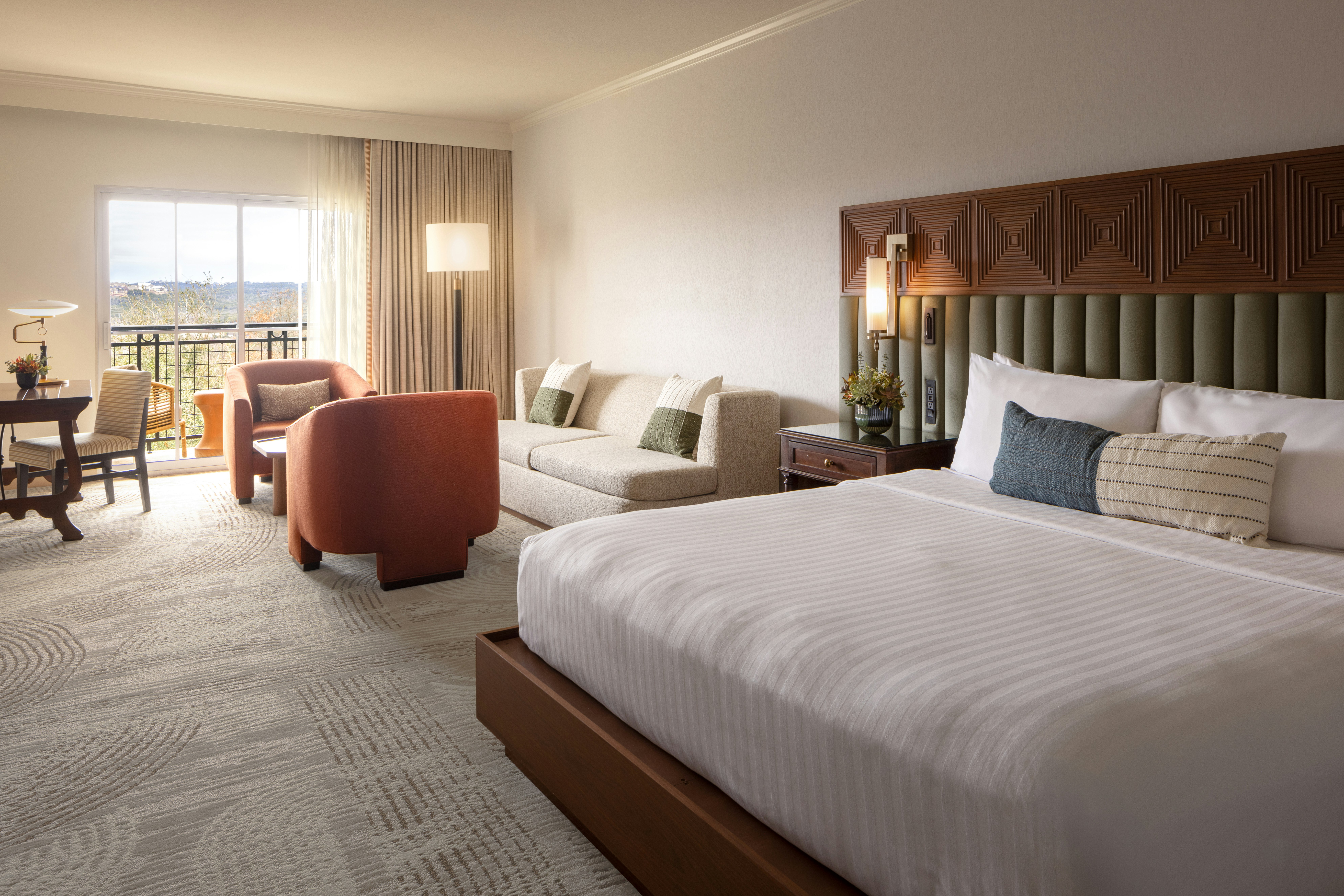 Junior Suite, King Bed, Pool View