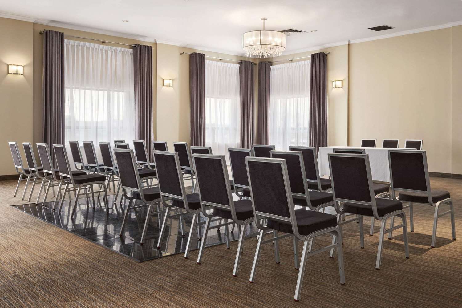 Days Inn by Wyndham Montreal Airport Conference Centre 10/12