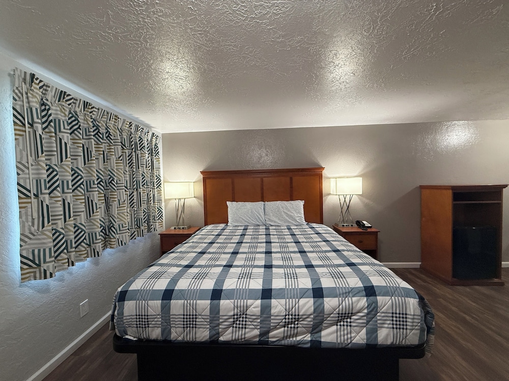 ROOM, KING BED, KITCHENETTE