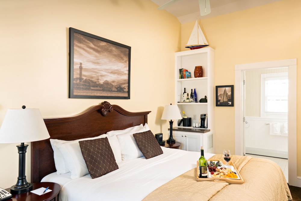 Crowne Pointe Historic Inn Spa 30/75