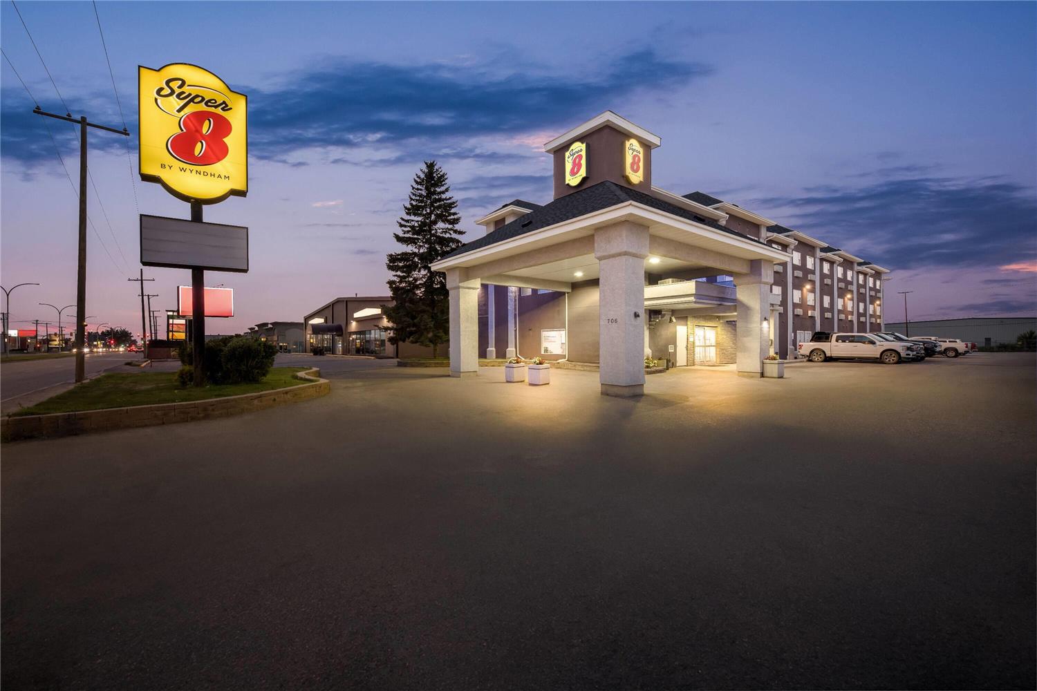 Super 8 By Wyndham Saskatoon Near Saskatoon Airport 1/6