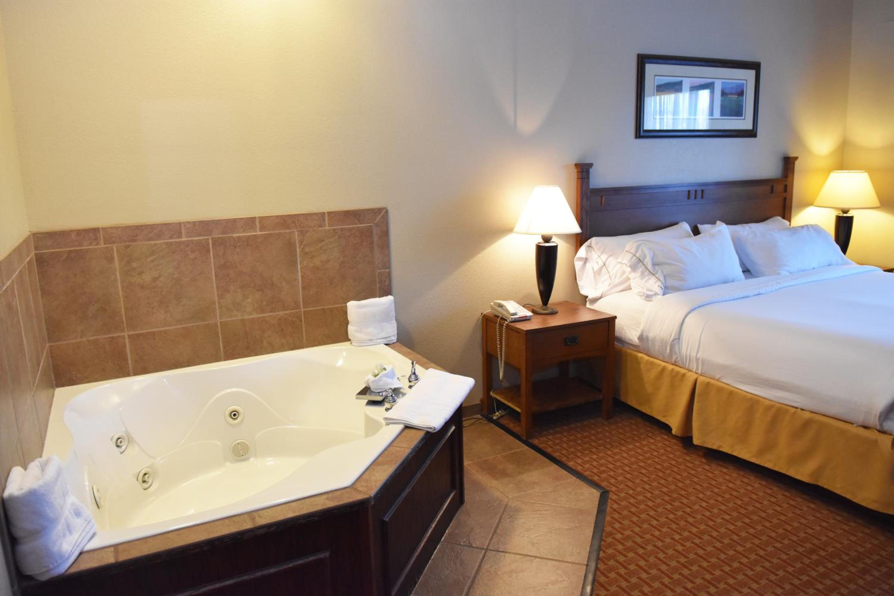 جناح سوبيريور بسرير كينج بغرفة نوم واحدة، Baymont Inn & Suites By Wyndham Sturgis 5/7