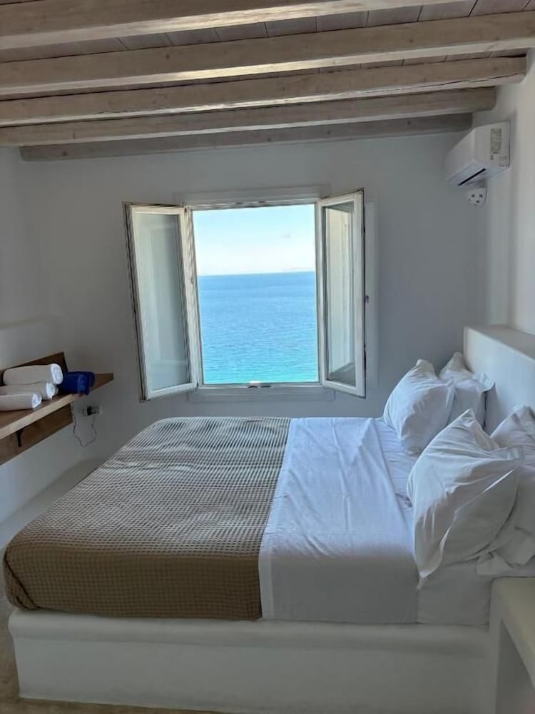 WHITE ROCK SUITES & VILLAS 7/50
