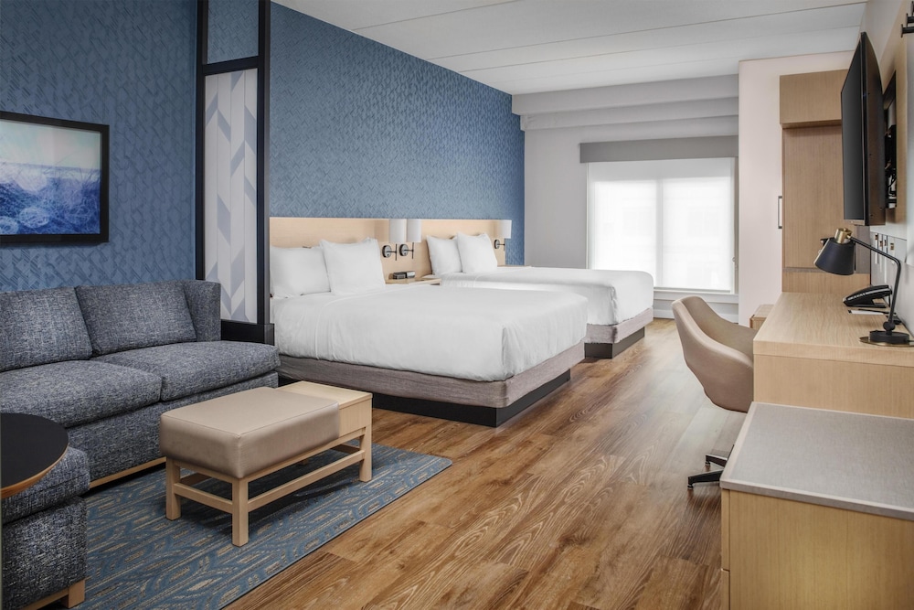 ROOM, 2 QUEEN BEDS, NO BALCONY, SOFA