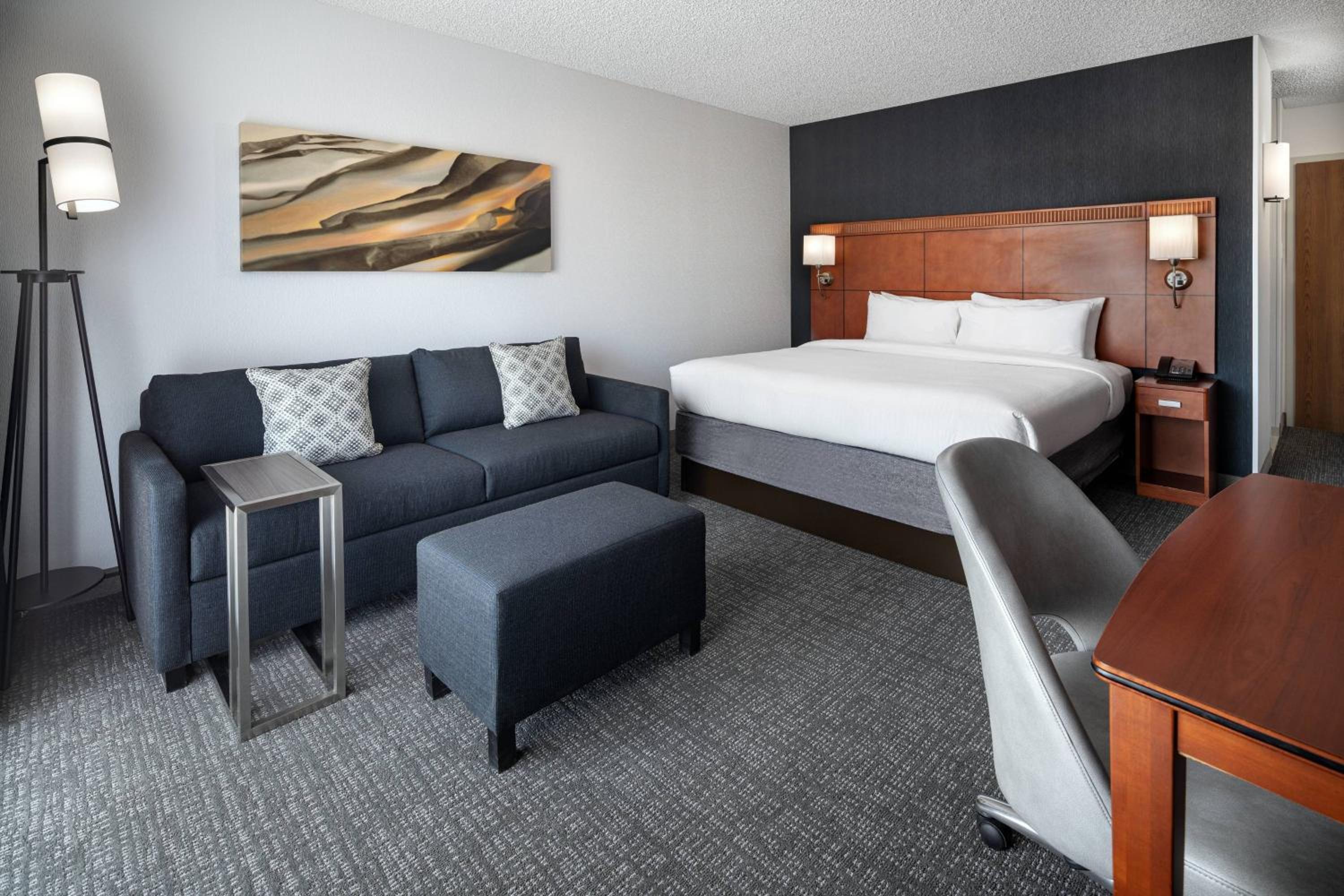 غرفة بسرير كينج مع أريكة بحوض استحمام لذوي الإعاقة، Courtyard by Marriott Rancho Cordova Sacramento 4/10