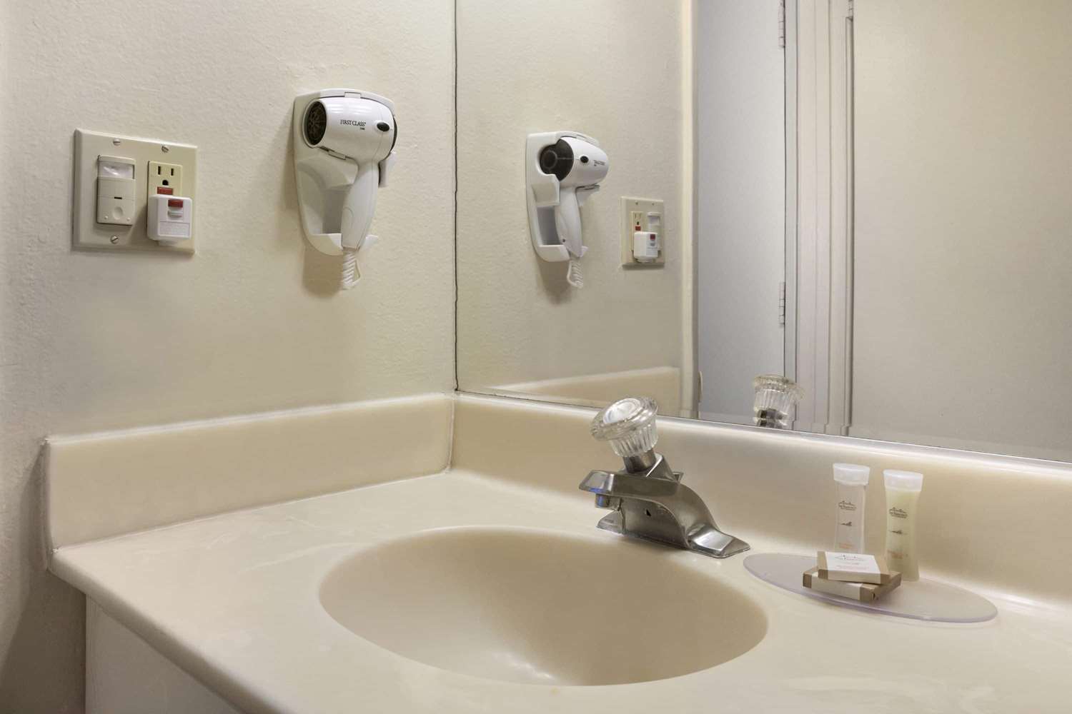 Howard Johnson By Wyndham Buena Park 33/34