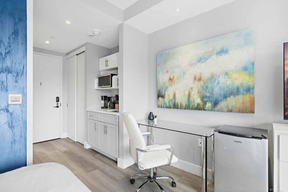 Global Luxury Suites at The Arches 46/50
