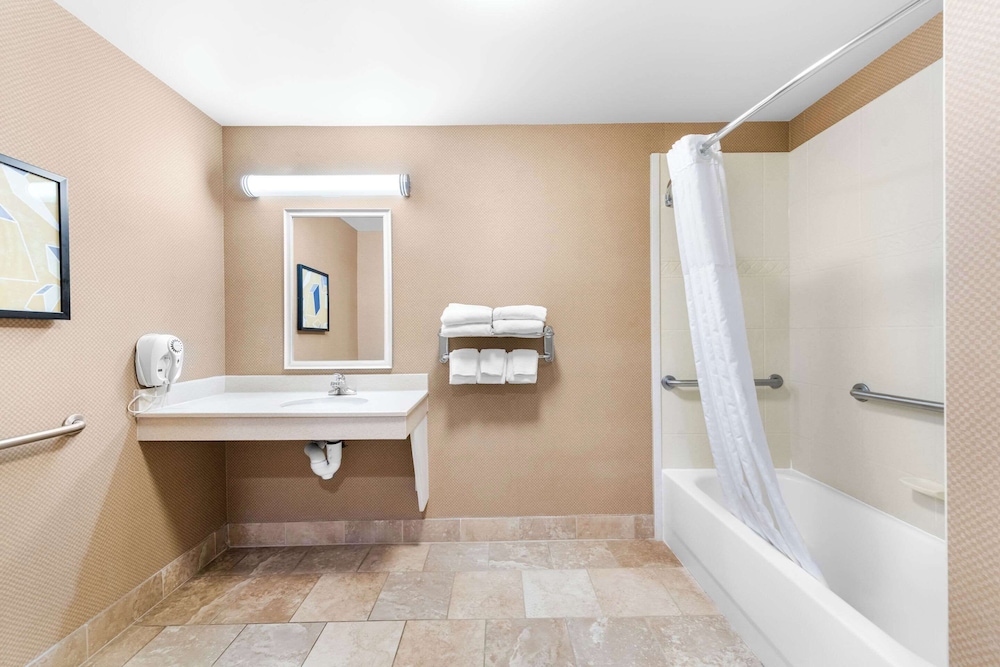 غرفة بسرير كينج لذوي الإعاقة، Comfort Inn Harriman, TN 6/6