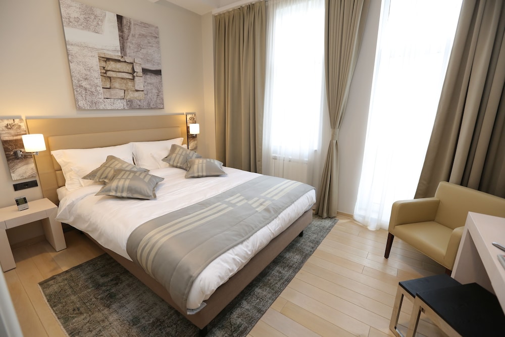 3 BEDROOMS, APARTMENT