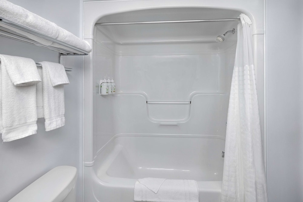 غرفة بسريرين كوين لذوي الإعاقة، Days Inn by Wyndham Edmundston 2/3