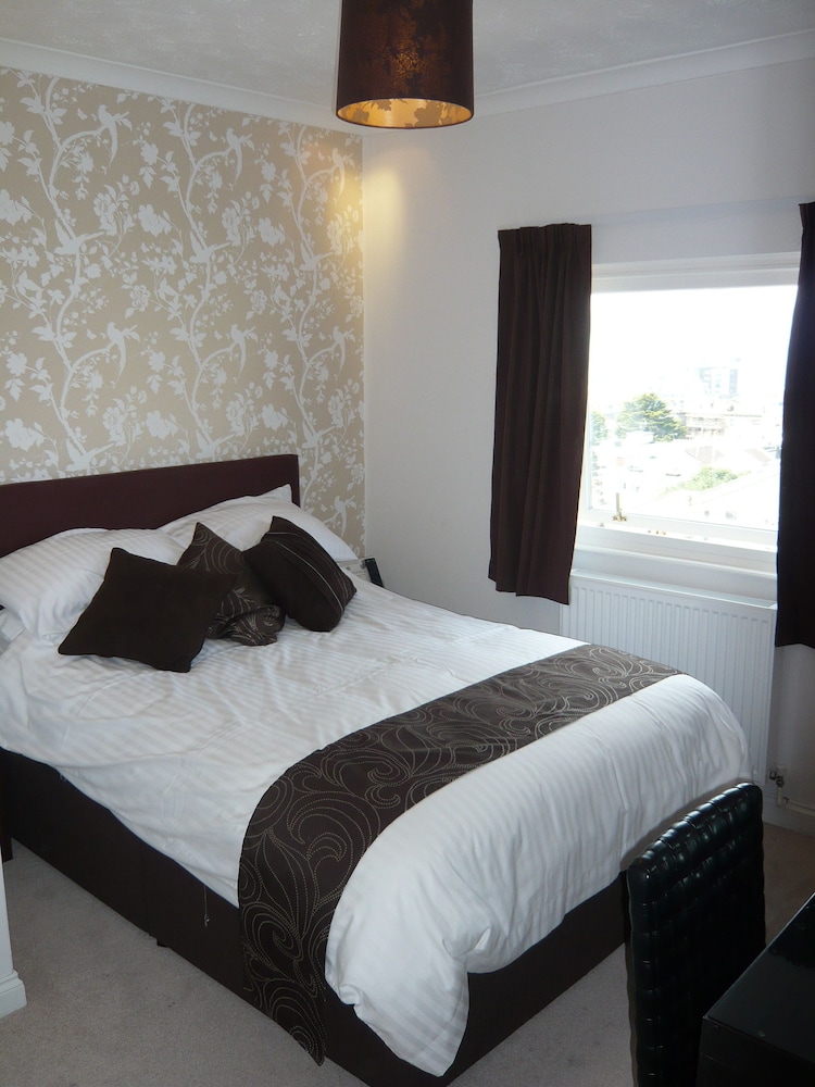 Queenswood Hotel 10/45