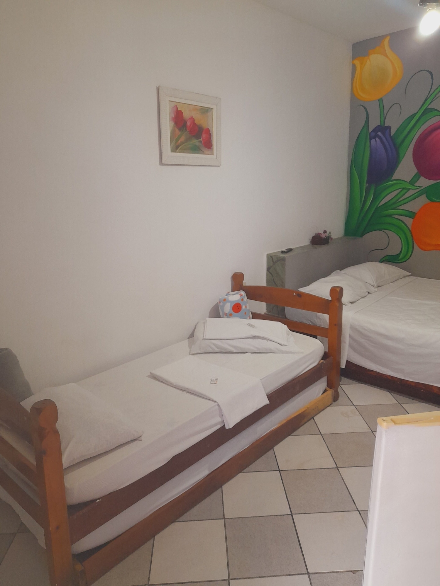 ROOM, TRIPLE, MULTIPLE BEDS