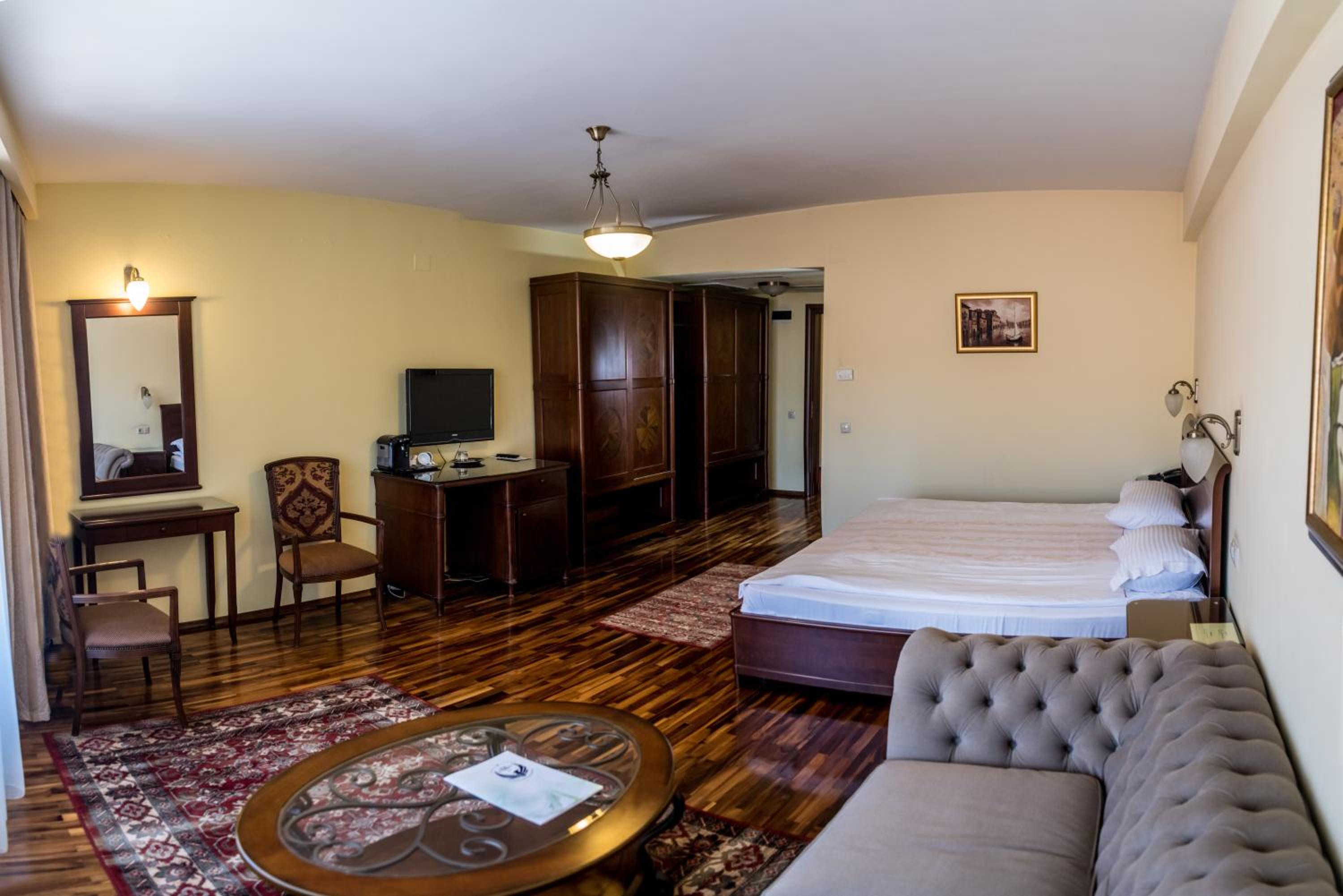 Elite Hotel 33/46