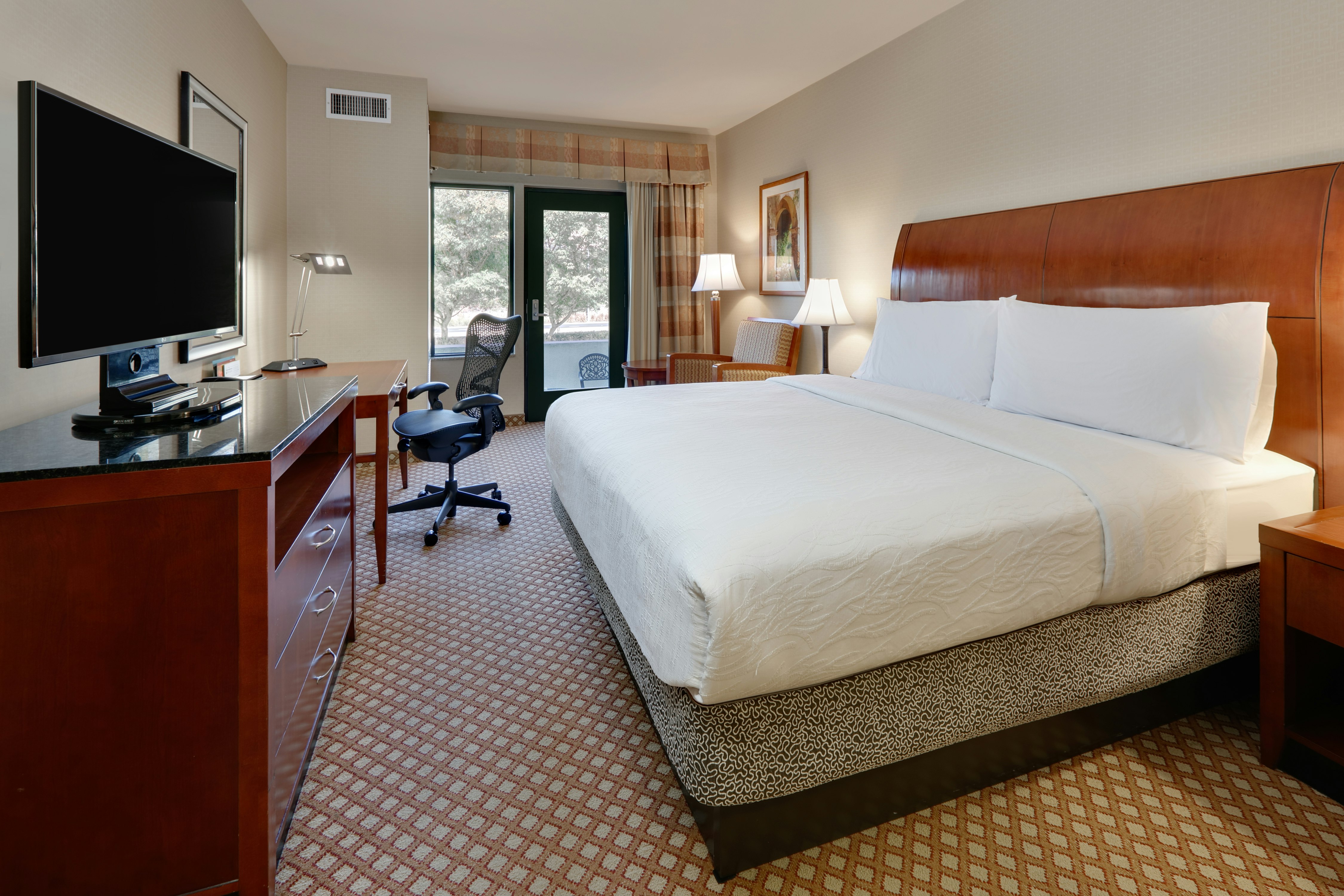 ROOM, KING BED, BALCONY