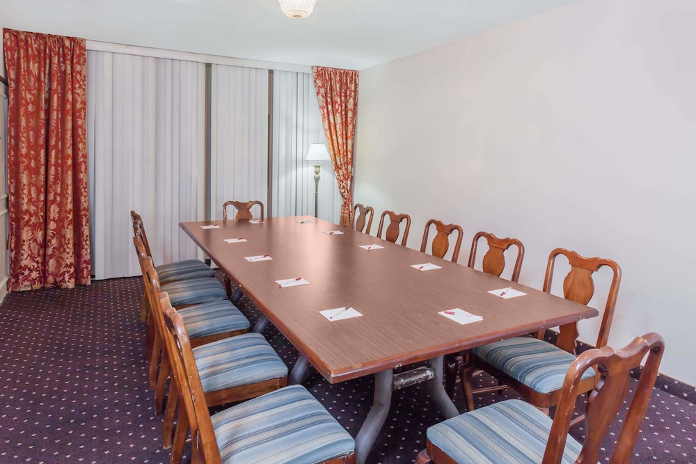 Ramada Plaza By Wyndham Garden Grove/Anaheim South 38/43