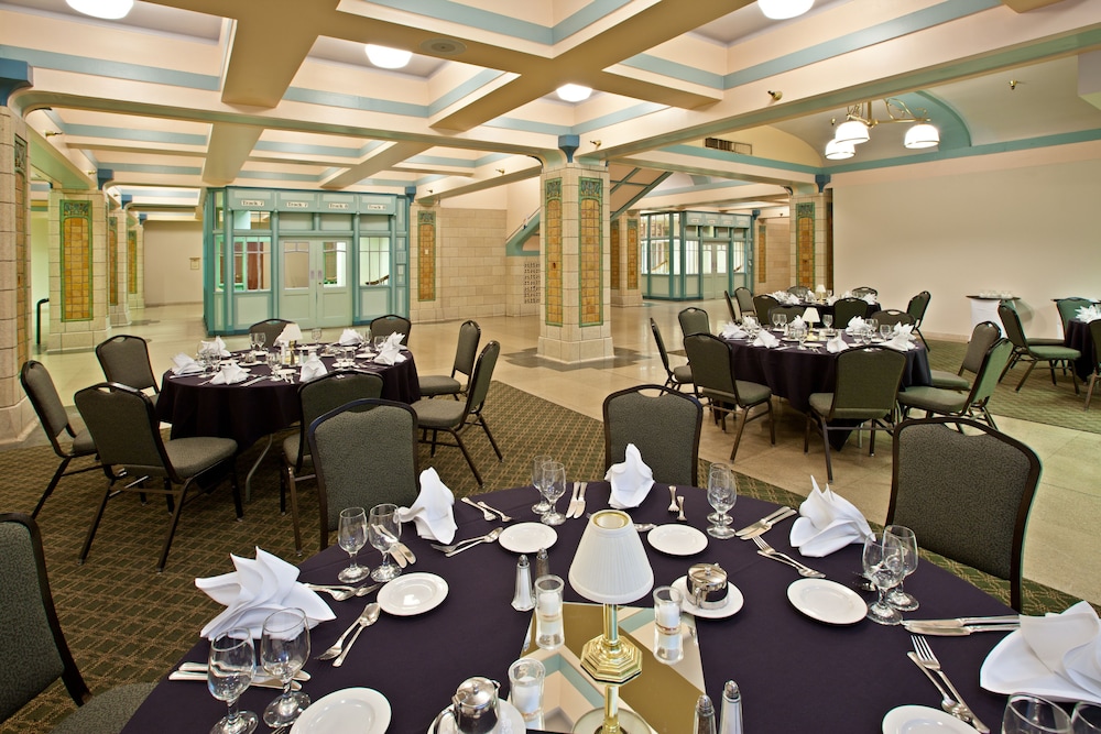 Crowne Plaza Indianapolis Downtown Union Station 62/81