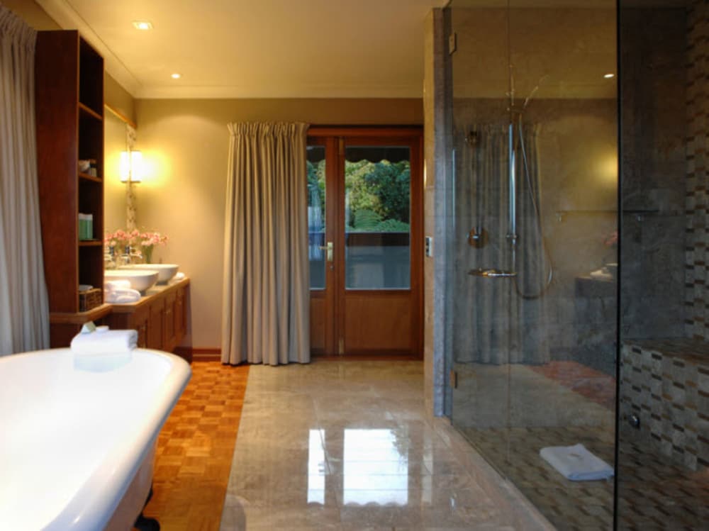 LAKE TAUPO LODGE 34/34