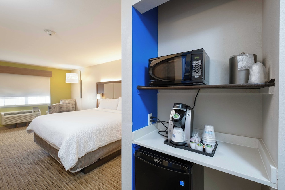 Holiday Inn Express Hotel and Suites Carlsbad 65/65