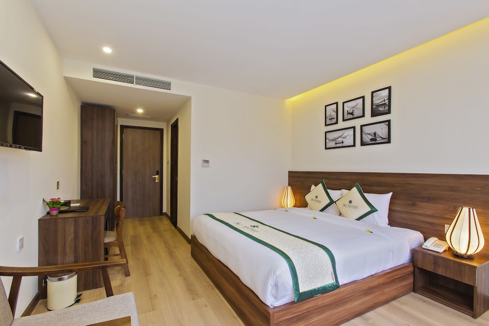 GRAND, DELUXE, KING BED, OCEAN VIEW