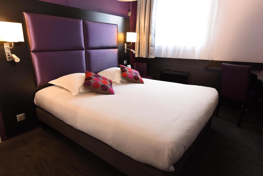 COMFORT, QUEEN BED, COURTYARD VIEW
